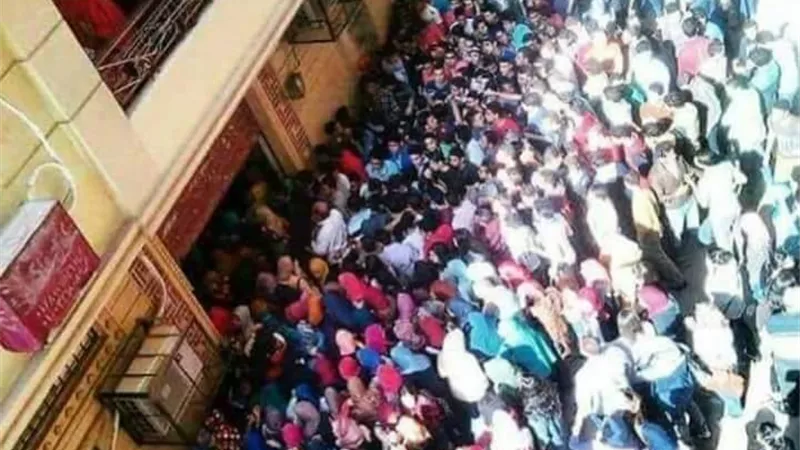 شاهد.. طوابير الدروس الخصوصية قبل امتحانات الثانوية العامة