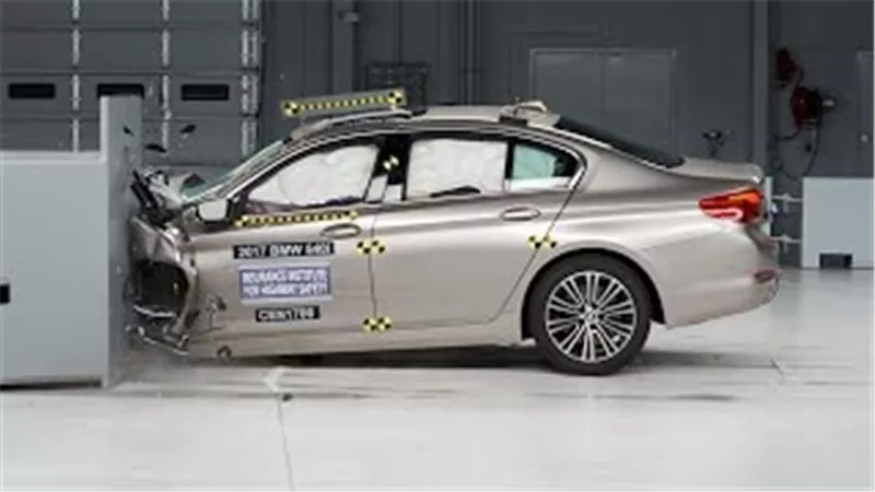 بالفيديو.. BMW الفئة الخامسة تجتاز اختبارات السلامة لمعهد IIHS 