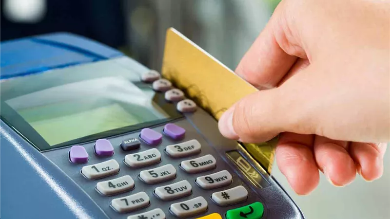 تعرف على الفرق بين بطاقات «الخصم والائتمان والمدفوعة مقدمًا»