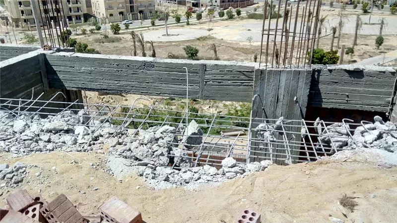 بالصور.. لأول مرة.. تنفيذ إزالة لأدوار مخالفة بفيلا في التجمع الخامس