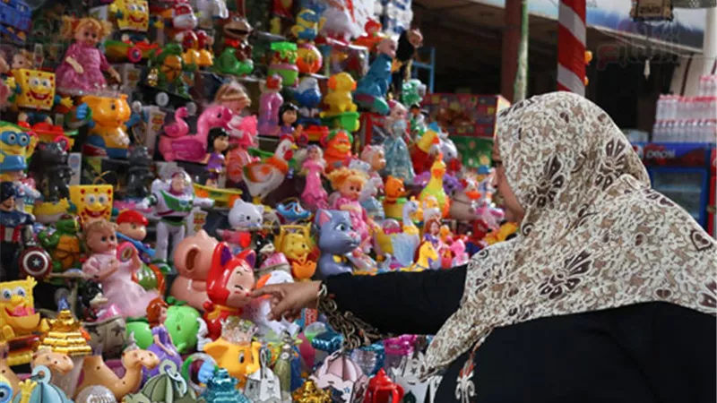 «فانوس الغلابة» يتصدر حركة البيع في الأسواق