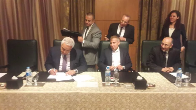 بالصور.. الشرقية للدخان توقع «تعديلا» لعقد التصنيع مع «فيليب موريس» 