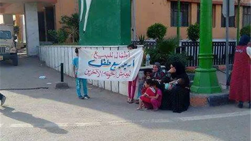 حقيقة صورة سيدة تعرض طفلها للبيع مقابل الطعام