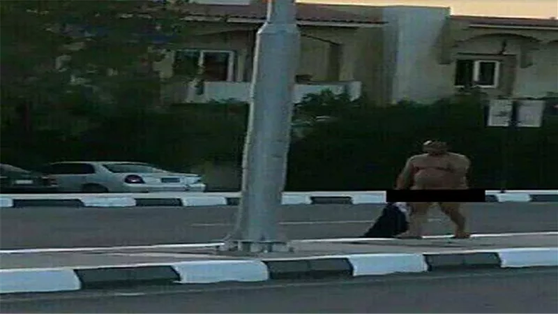 بالصور.. شاب يعجز عن «سداد قرض» ويسير عاريا في شوارع شرم الشيخ