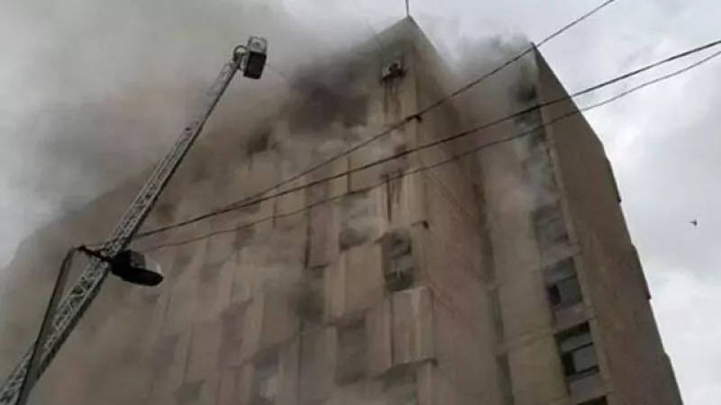 بالفيديو: حريق مبنى التأمينات الاجتماعية بوسط البلد