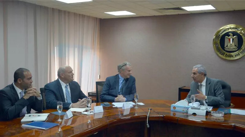 وزير التجارة يبحث مع «كارجل» العالمية توسعات تخزين الحبوب بميناء الدخيلة