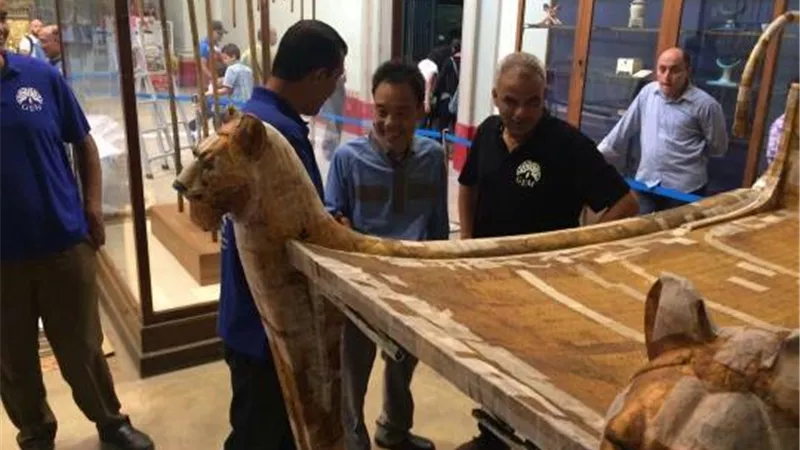 بالصور.. نقل السرير الجنائزي للملك توت عنخ آمون
