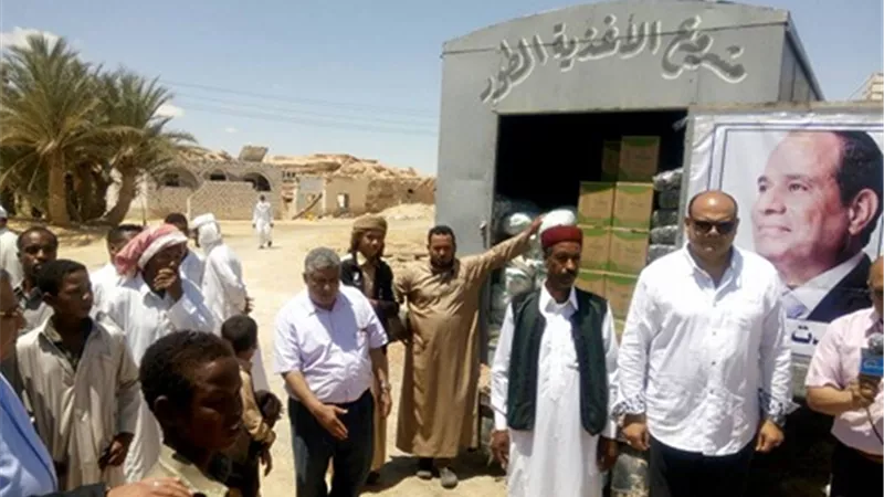 محافظ مطروح يوزع هدية «السيسي» لأصغر قرية مصرية