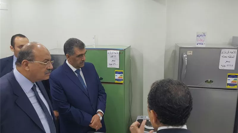بالصور.. وزير قطاع الأعمال يفتتح فرع «عمر أفندي» بمصر الجديدة