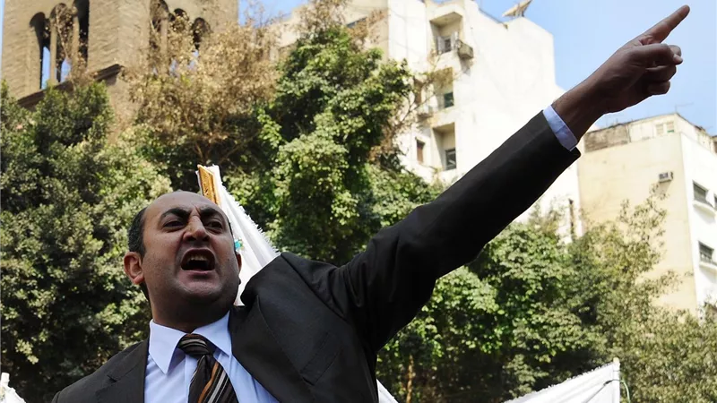 حضور خالد على طعن دومة على حكم حبسه بإهانة القضاء