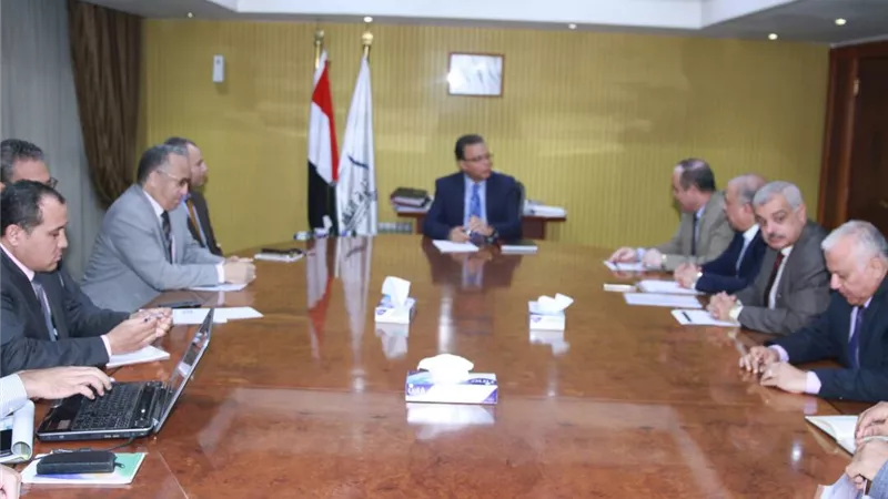 وزير النقل يتابع خطة تطوير الخطين الأول والثاني لمترو الأنفاق