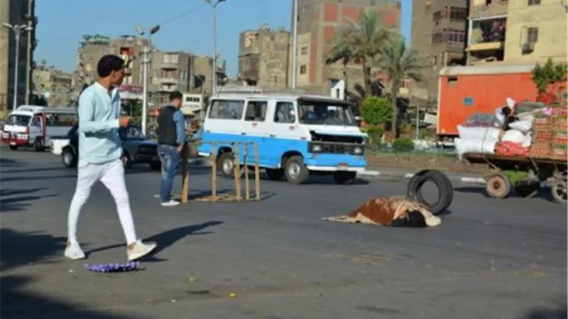 «فتاة عارية» ملقاة على الأرض ولا حياة لمن تنادى 