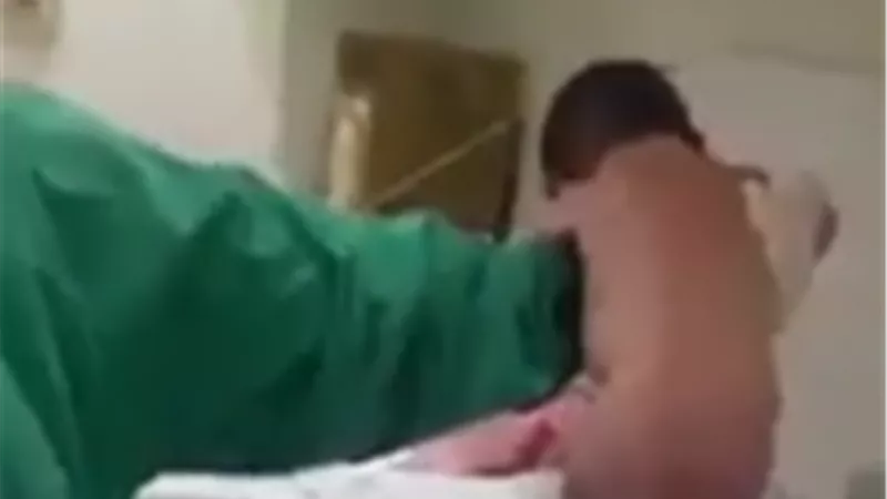 بالفيديو| «الطفلة المعجزة» التي مشت بعد ولادتها بدقائق 