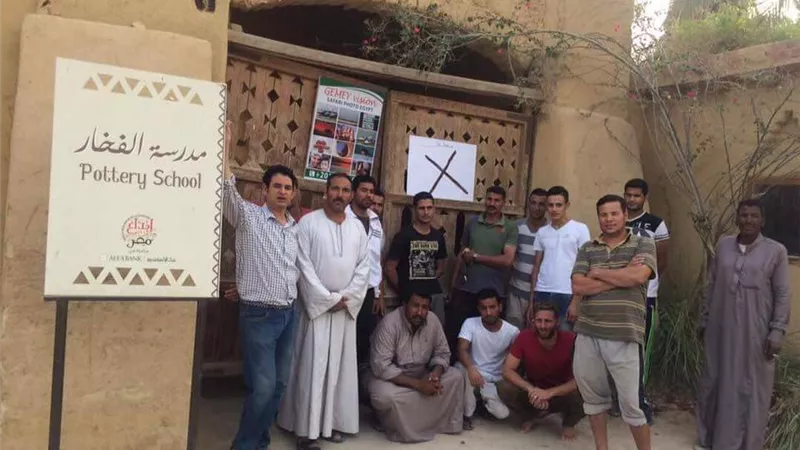 بالصور.. الحرف اليدوية تتضرر من إنشاء نقطة شرطة بقرية تونس الفخار