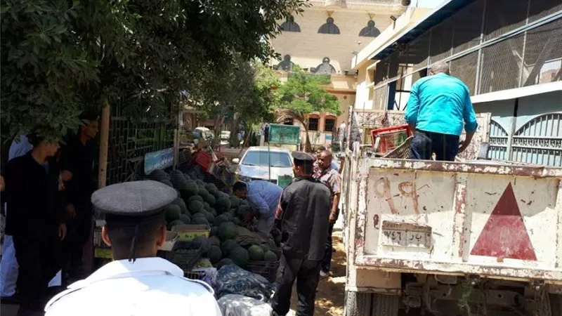 بالصور.. إزالة الباعة الجائلين من محيط المترو والسكة الحديد 