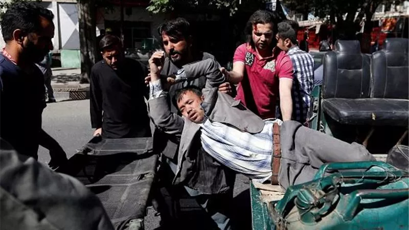بالصور.. 80 قتيلا ومئات الجرحى في تفجير قرب السفارة المصرية بأفغانستان