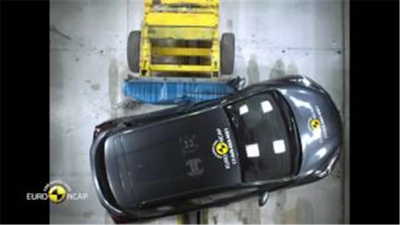«نيسان ميكرا» تجتاز اختبار تأمين الطرق السريعة «IIHS»