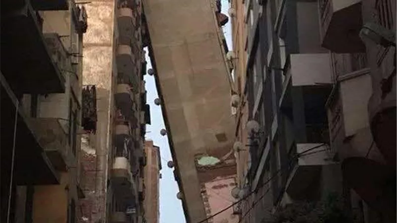 «الإسكندرية»: إخلاء العقارات المجاورة للعقار المائل بالأزاريطة