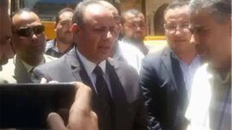 بالصور.. محافظ الإسكندرية يصل مقر العقار المائل بالأزاريطة 