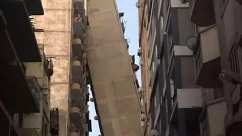 بعد 12 ساعة.. أول وزير يصل لعقار الإسكندرية المائل