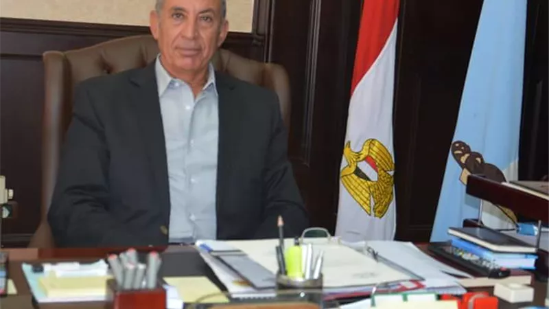 محافظ البحر الأحمر يطالب بسرعة الانتهاء من تطوير شارع شيري بالغردقة