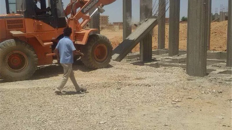 بالصور.. إزالة التعديات وإيقاف تقسيم الأراضي بـمدينة «الشروق»