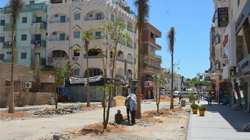 استمرار أعمال تحويل شارع شيري إلى ممشى سياحي بالغردقة