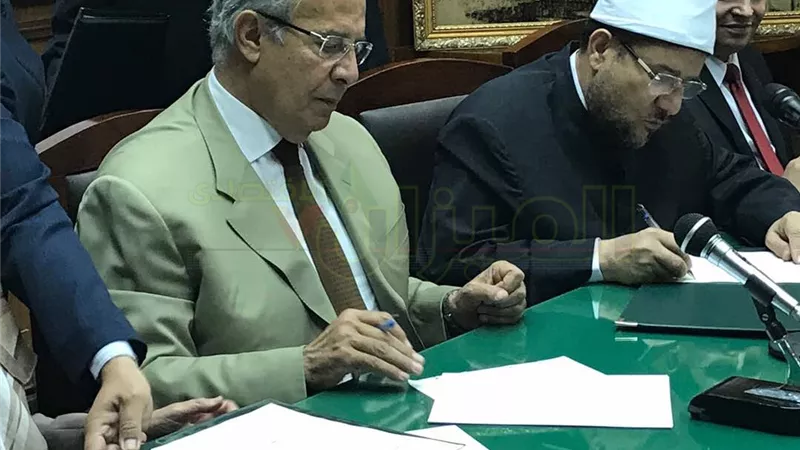 بالصور.. وزير التنمية المحلية: «البلد مليانة خيرات.. بس اللي يستغلها»