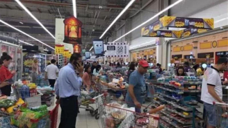 القطريون يتكدسون بالأسواق لتخزين الطعام