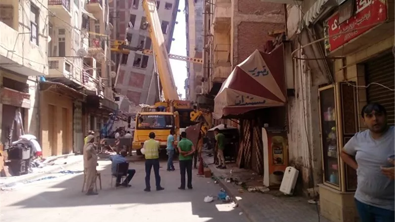 بالصور.. استمرار أعمال هدم «عقار الأزاريطة» لليوم السادس
