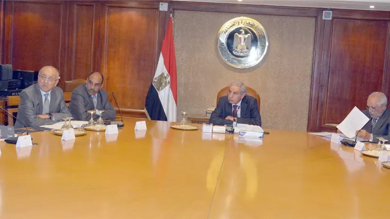 «الصناعة»: تطبيق الجزاءات وإلغاء مناقصات غير الملتزمين بـ«تفضيل المنتج المحلى»