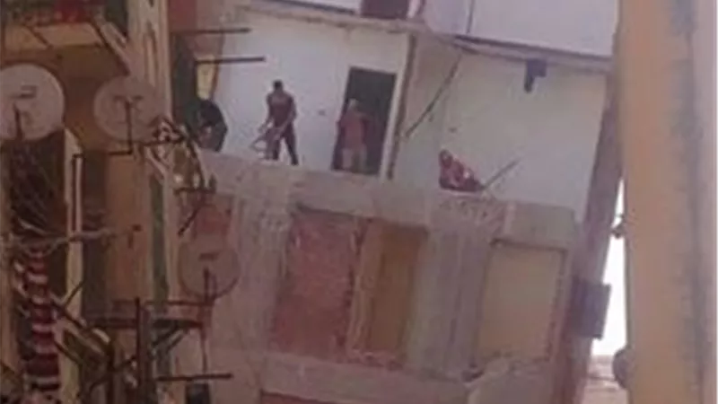 إزالة نصف أدوار العقار المائل بالإسكندرية واستخراج المتعلقات الشخصية 