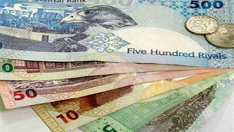 الريال القطري يتراجع «قرش».. وتحذيرات من إيقاف التعامل