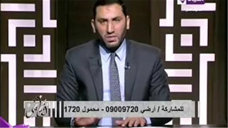 بالفيديو.. متصل يشكو زوجته: مراتي علي علاقة بـ 12 شابا؟!.. شاهد رد الشيخ
