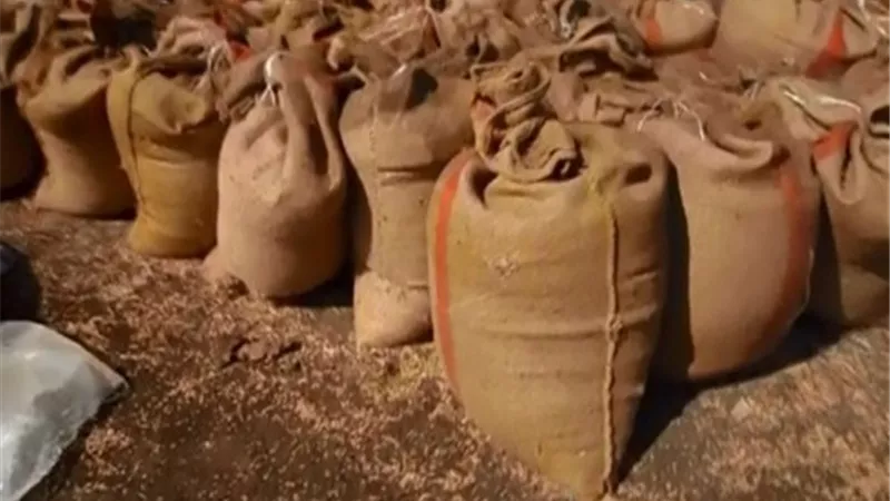 ضبط 5 أطنان دقيق وقمح ومواد بترولية قبل بيعها بالسوق السودا
