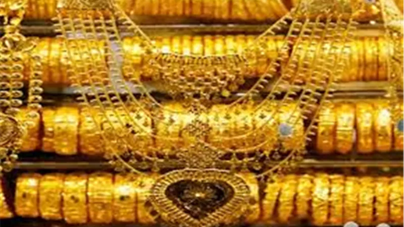 الذهب يرتفع بفعل تراجع الأسهم والدولار قبيل اجتماع مجلس الاحتياطي