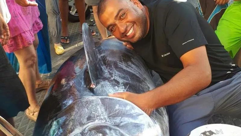 بالفيديو.. اصطياد سمكة تونة تزن 250 كجم على شواطئ يافا