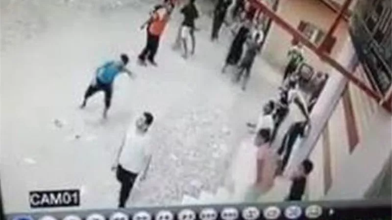 بالفيديو.. شجار بين عائلتين يتطور إلى حرب شوارع بالشرقية