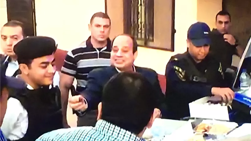 بالفيديو.. «السيسي» يتناول الافطار بكمين أمني بالتجمع الخامس 