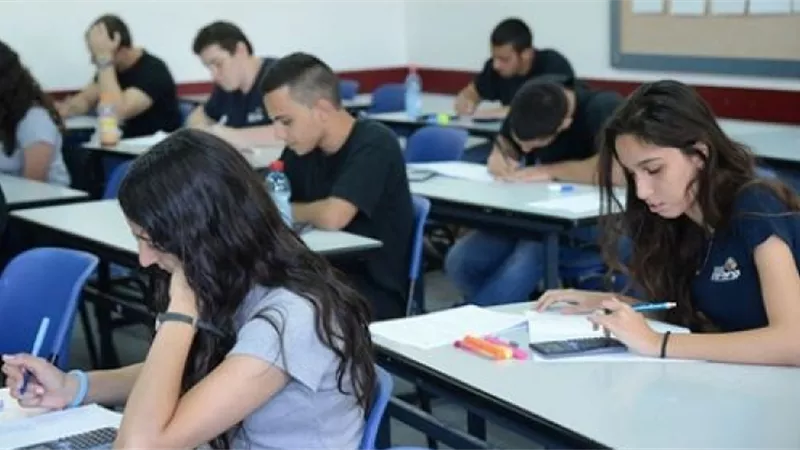 طلاب الثانوية العامة يؤدون امتحانات الجغرافيا والأحياء والتفاضل والتكامل