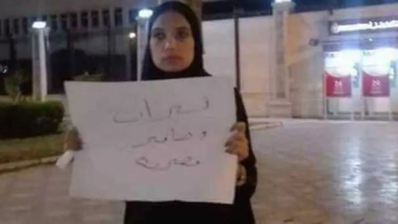 القبض علي بورسعيدية رفعت لافتة «تيران وصنافير مصرية»