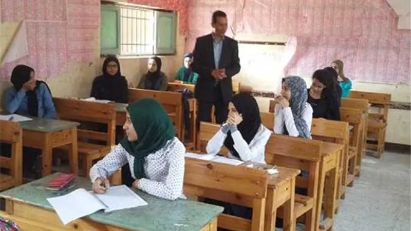 امتحانات «الثانوية العامة».. غش وتصوير و«حالة ولادة»