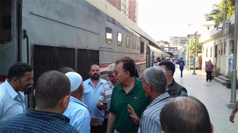 بالصور.. وزير النقل فى جولة مفاجئة لمحطة الجيزة للسكك الحديدية 