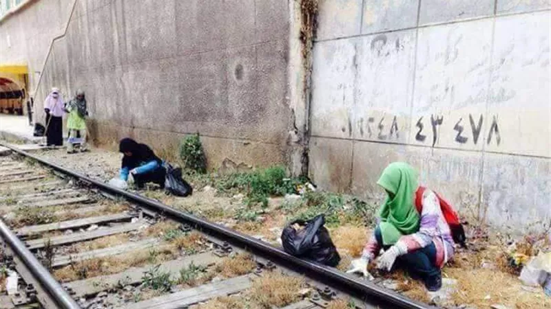 بالصور.. طلاب ماليزيين ينظفون محطة سكة حديد بالإسكندرية
