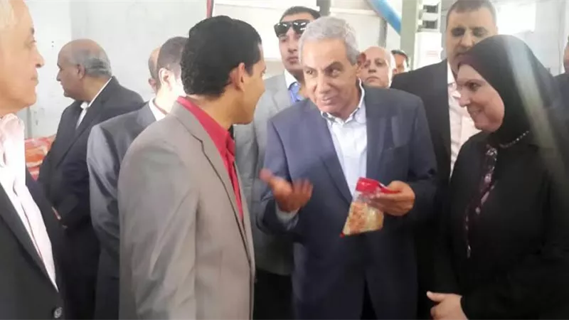 قابيل يتفقد 4 مصانع بالمنطقة الصناعية بالمطاهرة 