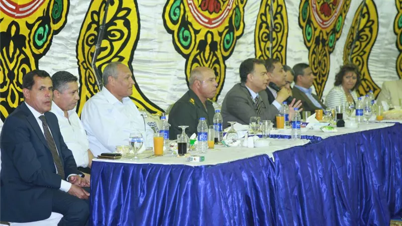 وزير النقل يلتقى العاملين بشركات الطرق ويتناول معهم الإفطار