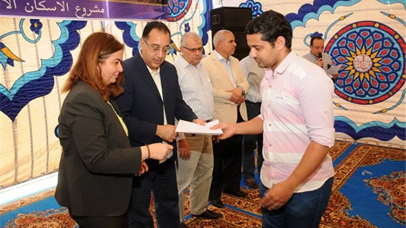 بالصور.. وزير الإسكان يُسلم 700 وحدة سكنية بمدينة النوبارية الجديدة