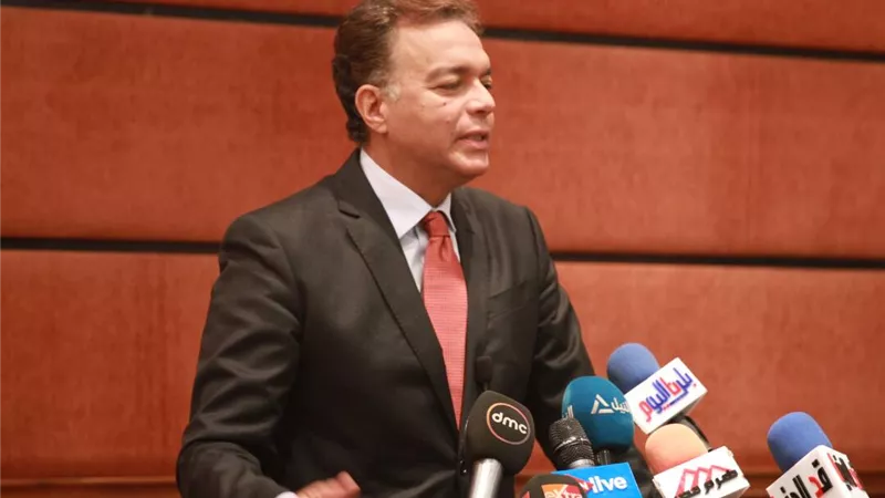 عرفات يشهد توقيع برتوكول شراء 100 جرار سكة حديد بـ 290 مليون يورو