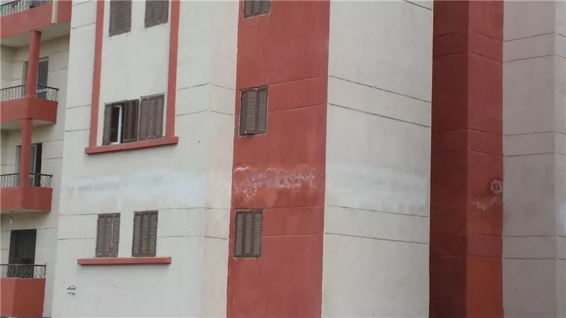 بالصور.. مشكلات الصرف الصحى تشوّه عمارات «الإسكان» بالعاشر مع غياب المسئولين