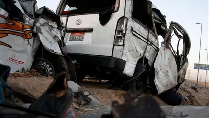 مصرع وإصابة 6 أشخاص فى انقلاب ميكروباص بالبحيرة